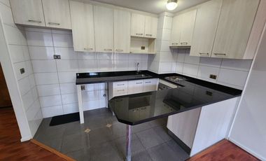 Arriendo departamento en Macul con 2 dormitorios, 1 baño, 2 estacionamientos y bodega, a pasos del metro Camino Agrícola, con áreas comunes completas