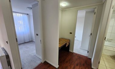 Arriendo departamento en Macul con 2 dormitorios, 1 baño, 2 estacionamientos y bodega, a pasos del metro Camino Agrícola, con áreas comunes completas