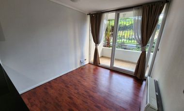 Arriendo departamento en Macul con 2 dormitorios, 1 baño, 2 estacionamientos y bodega, a pasos del metro Camino Agrícola, con áreas comunes completas
