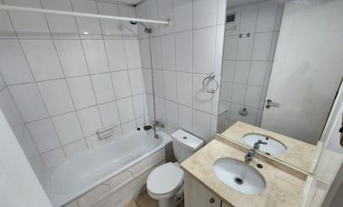 Arriendo departamento en Macul con 2 dormitorios, 1 baño, 2 estacionamientos y bodega, a pasos del metro Camino Agrícola, con áreas comunes completas