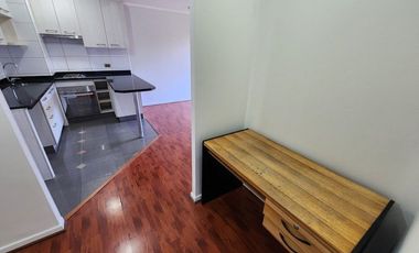 Arriendo departamento en Macul con 2 dormitorios, 1 baño, 2 estacionamientos y bodega, a pasos del metro Camino Agrícola, con áreas comunes completas