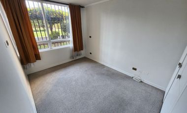 Arriendo departamento en Macul con 2 dormitorios, 1 baño, 2 estacionamientos y bodega, a pasos del metro Camino Agrícola, con áreas comunes completas