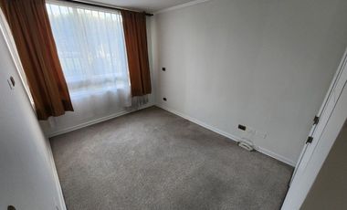 Arriendo departamento en Macul con 2 dormitorios, 1 baño, 2 estacionamientos y bodega, a pasos del metro Camino Agrícola, con áreas comunes completas