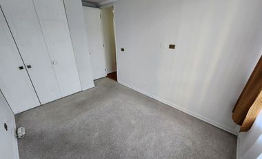 Arriendo departamento en Macul con 2 dormitorios, 1 baño, 2 estacionamientos y bodega, a pasos del metro Camino Agrícola, con áreas comunes completas