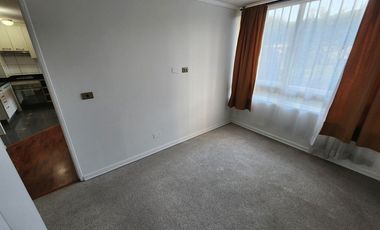 Arriendo departamento en Macul con 2 dormitorios, 1 baño, 2 estacionamientos y bodega, a pasos del metro Camino Agrícola, con áreas comunes completas
