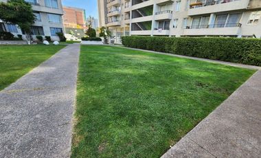 Arriendo departamento en Macul con 2 dormitorios, 1 baño, 2 estacionamientos y bodega, a pasos del metro Camino Agrícola, con áreas comunes completas
