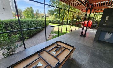 Arriendo departamento en Macul con 2 dormitorios, 1 baño, 2 estacionamientos y bodega, a pasos del metro Camino Agrícola, con áreas comunes completas