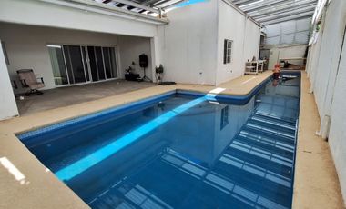 RESIDENCIA DE UNA PLANTA CON ALBERCA 3 MIN DEL PUENTE LIBRE