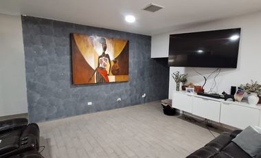 RESIDENCIA DE UNA PLANTA CON ALBERCA 3 MIN DEL PUENTE LIBRE