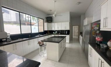En venta linda casa ubicada en la Urb. Laguna Dorada
