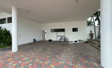 En venta linda casa ubicada en la Urb. Laguna Dorada
