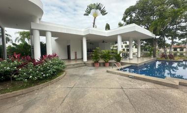 En venta linda casa ubicada en la Urb. Laguna Dorada