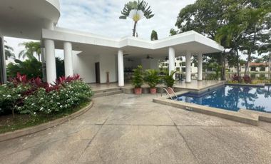 En venta linda casa ubicada en la Urb. Laguna Dorada
