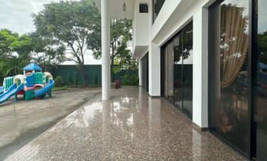 En venta linda casa ubicada en la Urb. Laguna Dorada