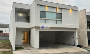 CASA EN RENTA VALLE DE CRISTAL ZONA SUR CARRETERA NACIONAL