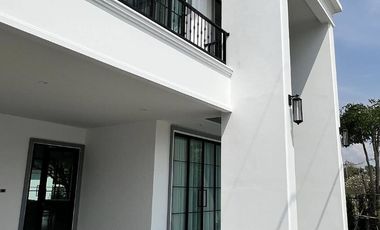 A luxury pool villa fully furnished with smart home system, prime location for sale in Rung Aroon