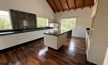 Casa En Las Sierras De Cordoba, Inmejorable Calidad De Construcción Y Distribucion De Ambientes