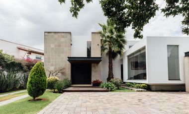 ELEGANTE CASA EN CAMPESTRE DEL BOSQUE CON 4 RECÁMARAS Y AMPLIO JARDÍN