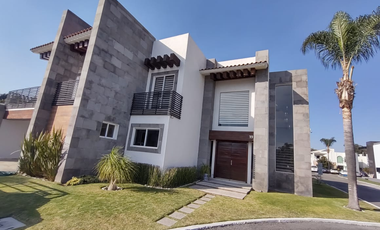 CASA CON 3 RECÁMARAS DE ENTREGA INMEDIATA EN CLUB DE GOLF LA HUERTA