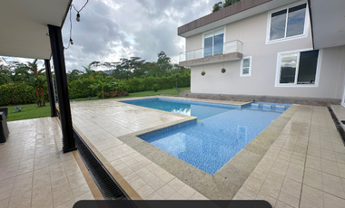 casa muy amplia en condominio en Restrepo