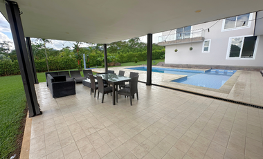 casa muy amplia en condominio en Restrepo