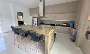 casa muy amplia en condominio en Restrepo