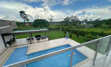 casa muy amplia en condominio en Restrepo