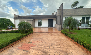 casa muy amplia en condominio en Restrepo