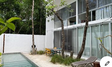 MODERNA CASA DENTRO DE MAYAKOBA, CON ACABADOS DE LUJO, 3 REC Y AMPLIO JARDIN CON ALBERCA