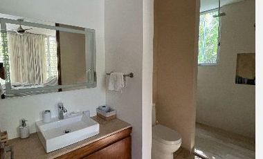 MODERNA CASA DENTRO DE MAYAKOBA, CON ACABADOS DE LUJO, 3 REC Y AMPLIO JARDIN CON ALBERCA