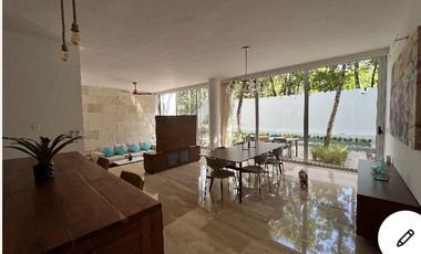 MODERNA CASA DENTRO DE MAYAKOBA, CON ACABADOS DE LUJO, 3 REC Y AMPLIO JARDIN CON ALBERCA