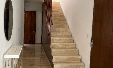 MODERNA CASA DENTRO DE MAYAKOBA, CON ACABADOS DE LUJO, 3 REC Y AMPLIO JARDIN CON ALBERCA