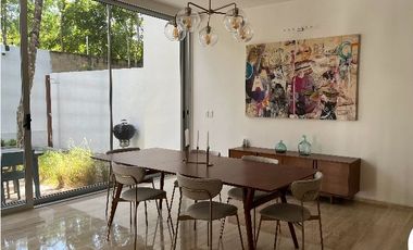MODERNA CASA DENTRO DE MAYAKOBA, CON ACABADOS DE LUJO, 3 REC Y AMPLIO JARDIN CON ALBERCA