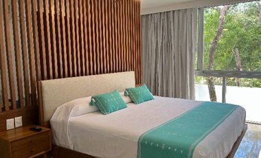MODERNA CASA DENTRO DE MAYAKOBA, CON ACABADOS DE LUJO, 3 REC Y AMPLIO JARDIN CON ALBERCA