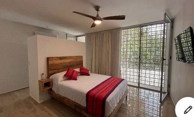 MODERNA CASA DENTRO DE MAYAKOBA, CON ACABADOS DE LUJO, 3 REC Y AMPLIO JARDIN CON ALBERCA