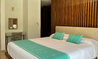 MODERNA CASA DENTRO DE MAYAKOBA, CON ACABADOS DE LUJO, 3 REC Y AMPLIO JARDIN CON ALBERCA