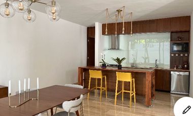 MODERNA CASA DENTRO DE MAYAKOBA, CON ACABADOS DE LUJO, 3 REC Y AMPLIO JARDIN CON ALBERCA