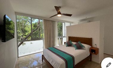 MODERNA CASA DENTRO DE MAYAKOBA, CON ACABADOS DE LUJO, 3 REC Y AMPLIO JARDIN CON ALBERCA