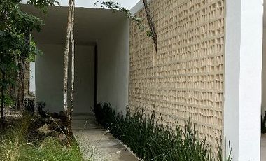 MODERNA CASA DENTRO DE MAYAKOBA, CON ACABADOS DE LUJO, 3 REC Y AMPLIO JARDIN CON ALBERCA