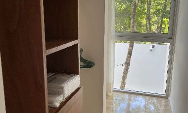 MODERNA CASA DENTRO DE MAYAKOBA, CON ACABADOS DE LUJO, 3 REC Y AMPLIO JARDIN CON ALBERCA