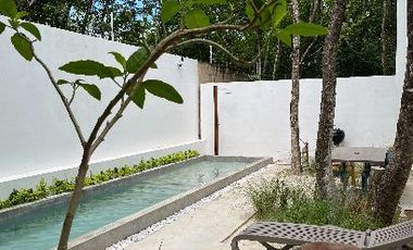MODERNA CASA DENTRO DE MAYAKOBA, CON ACABADOS DE LUJO, 3 REC Y AMPLIO JARDIN CON ALBERCA