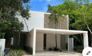 MODERNA CASA DENTRO DE MAYAKOBA, CON ACABADOS DE LUJO, 3 REC Y AMPLIO JARDIN CON ALBERCA