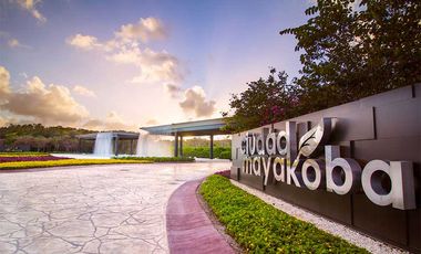 MODERNA CASA DENTRO DE MAYAKOBA, CON ACABADOS DE LUJO, 3 REC Y AMPLIO JARDIN CON ALBERCA