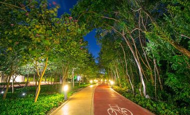 MODERNA CASA DENTRO DE MAYAKOBA, CON ACABADOS DE LUJO, 3 REC Y AMPLIO JARDIN CON ALBERCA