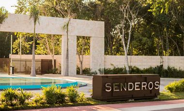 MODERNA CASA DENTRO DE MAYAKOBA, CON ACABADOS DE LUJO, 3 REC Y AMPLIO JARDIN CON ALBERCA