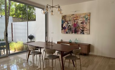CASA EN VENTA, EN SENDEROS MAYAKOBA, CON ACABADOS DE LUJO, 3 REC Y AMPLIO JARDIN CON ALBERCA