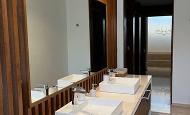 CASA EN VENTA, EN SENDEROS MAYAKOBA, CON ACABADOS DE LUJO, 3 REC Y AMPLIO JARDIN CON ALBERCA