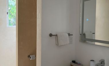 CASA EN VENTA, EN SENDEROS MAYAKOBA, CON ACABADOS DE LUJO, 3 REC Y AMPLIO JARDIN CON ALBERCA