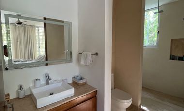 CASA EN VENTA, EN SENDEROS MAYAKOBA, CON ACABADOS DE LUJO, 3 REC Y AMPLIO JARDIN CON ALBERCA