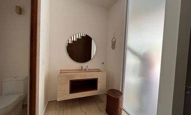 CASA EN VENTA, EN SENDEROS MAYAKOBA, CON ACABADOS DE LUJO, 3 REC Y AMPLIO JARDIN CON ALBERCA